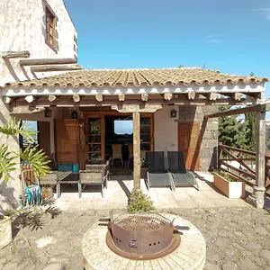 https://la-casa-roja-moya.in-canary-islands.com